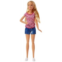 Papusa Barbie si un caine cu pui nou-nascuti