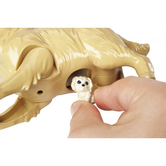 Papusa Barbie si un caine cu pui nou-nascuti