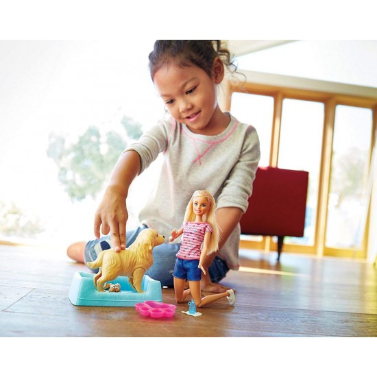Papusa Barbie si un caine cu pui nou-nascuti