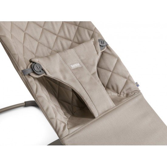 Balansoar bebe Bliss Sand Grey Bumbac cu bara de jucarii BabyBjorn
