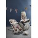 Balansoar bebe Bliss Sand Grey Bumbac cu bara de jucarii BabyBjorn