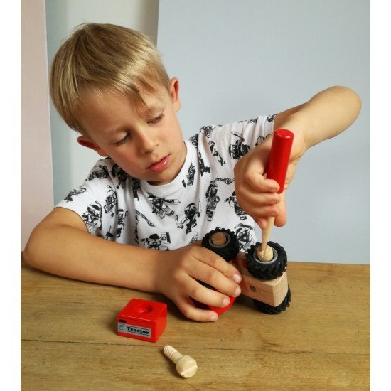 Tractor din lemn cu piese de insurubat Egmont Toys