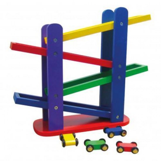Masinute pe rampa din lemn