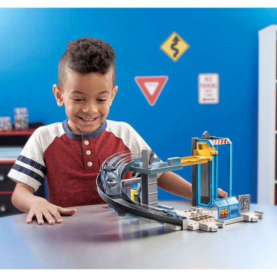 Pista de masini Disney Cars Centrul lui Rusteze cu masinuta