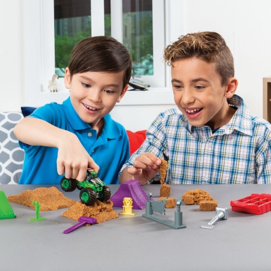 Set camioneta cu nisip si accesorii Grave Digger Monster Jam 