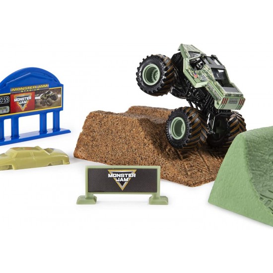 Set camioneta Soldier Fortune cu nisip kinetic si accesorii cu rampa Monster Jam