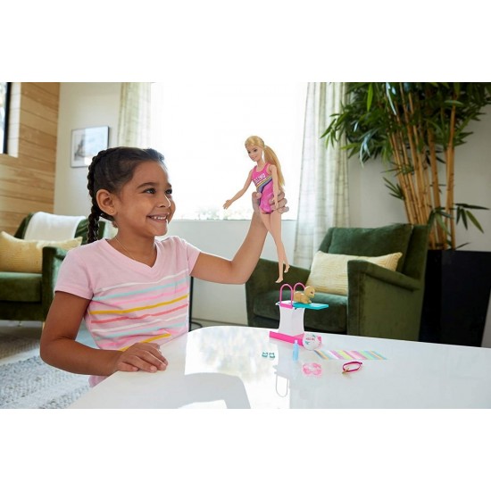 Papusa Barbie inotatoare