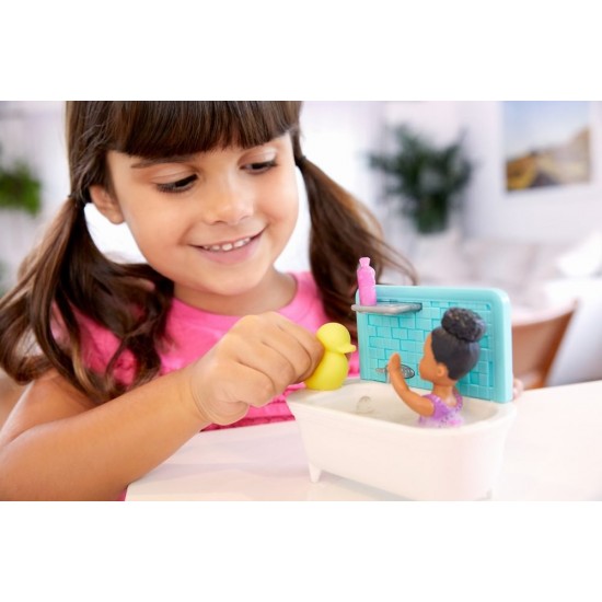 Set de joaca Barbie Babysitters - Papusa bruneta cu bebelus