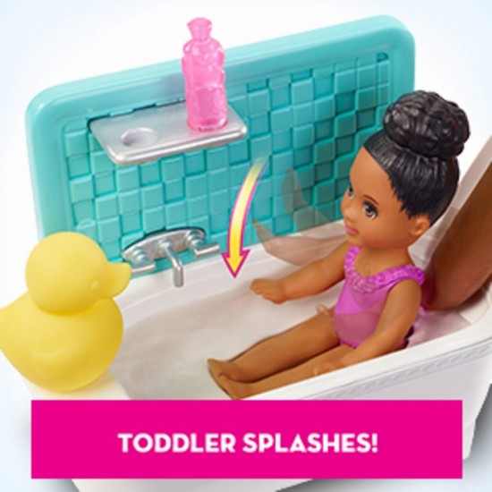 Set de joaca Barbie Babysitters - Papusa bruneta cu bebelus