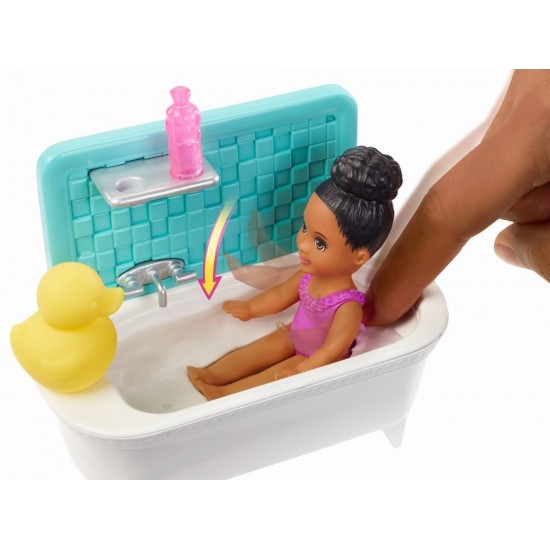 Set de joaca Barbie Babysitters - Papusa bruneta cu bebelus