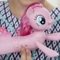 Poneiul Pinkie Pie care inoata cu baterii