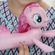 Poneiul Pinkie Pie care inoata cu baterii