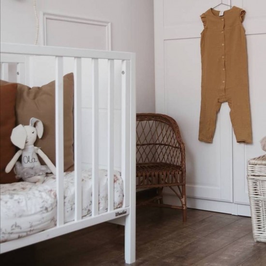 Patut din lemn masiv pentru bebe Smooth Alb cu Saltea cocos spuma cocos 120 x 60 cm