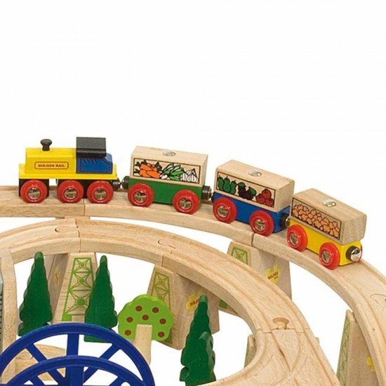 Circuit cu tren marfar din lemn