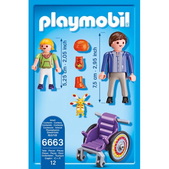 Copil in carucior cu rotile